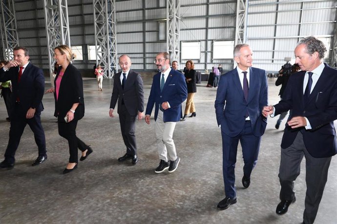 El presidente del Gobierno de Aragón, Javier Lambán, en su visita a la Plataforma Europa de Inditex, en Plaza.