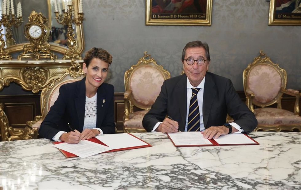 La presidenta de Navarra, María Chivite, y el director general de la Fundación La Caixa, Antonio Vila.