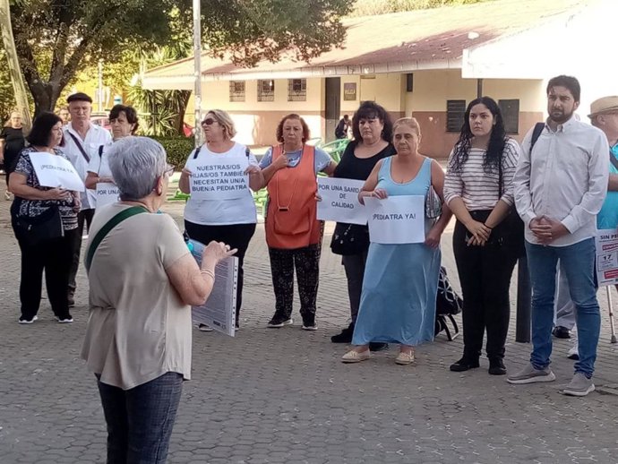 El candidato de IU a la Alcaldía de Sevilla, Ismael Sánchez, en la concentración convocada por Nosotros también somos Sevilla en el Polígono Sur.
