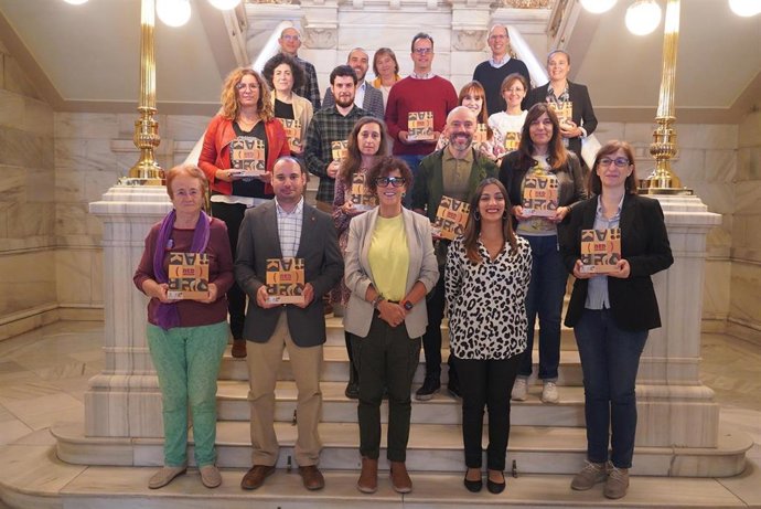 Foto de familia de los representantes de las distintas entidades sociales que se han sumado a la Red Antirrumor.
