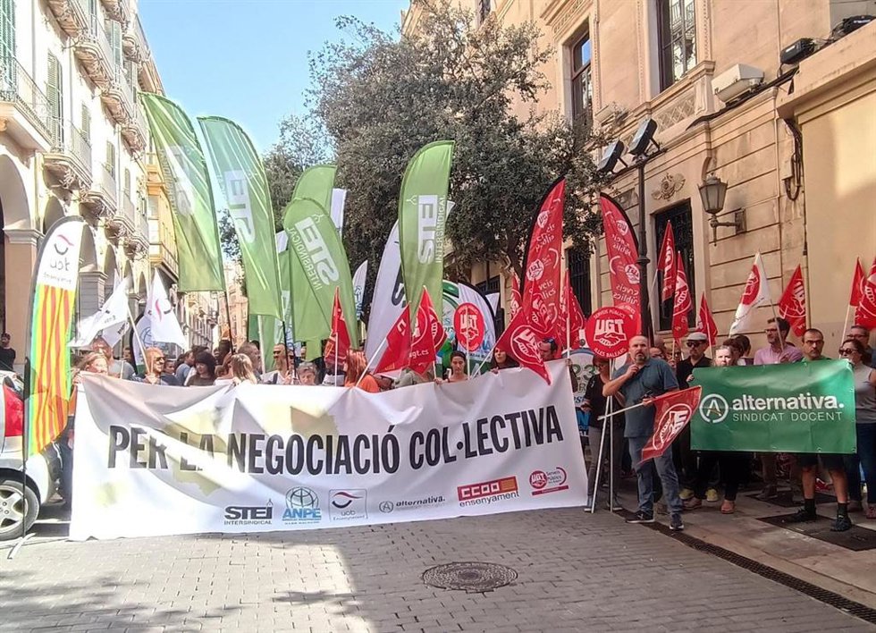 Sindicatos educativos se concentran frente a las puertas del Parlament balear.