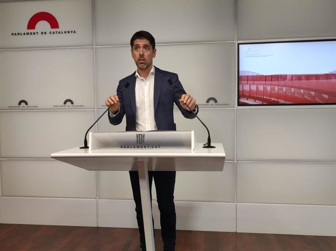 El portavoz de los comuns en el Parlament, David Cid, en rueda de prensa en la Cámara catalana