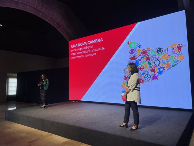 La presidenta de la Cambra de Barcelona, Mnica Roca, i la directora de la corporació, Eva Borrs
