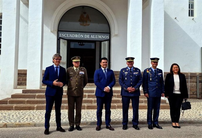 El consejero de Economía, Hacienda y Administración Digital, Luis Alberto Marín, en el acto de firma de la cesión de los terrenos con el representante del Ministerio de Defensa, el general jefe del Mando Aéreo General, el general de División Julio Nieto
