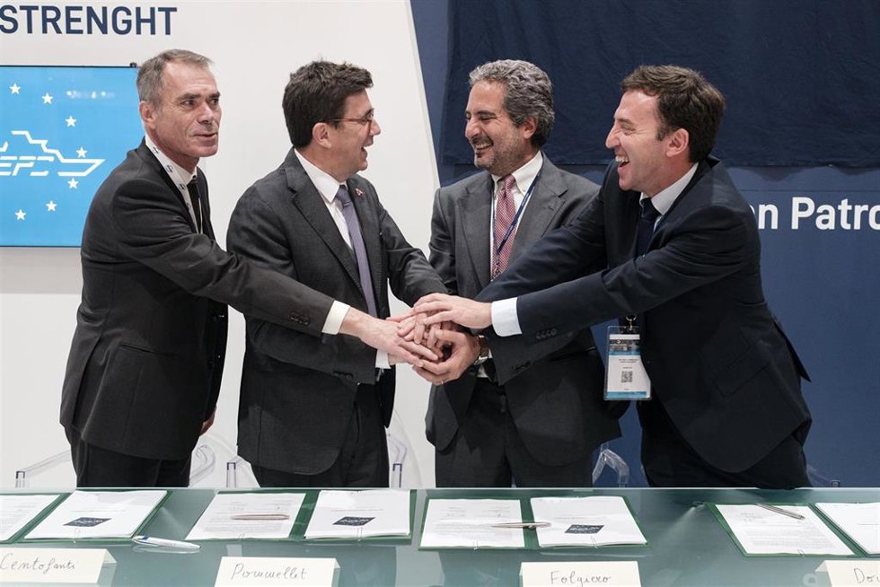 El presidente de Navantia, Ricardo Domínguez, firma el convenio para la futura fragata europea