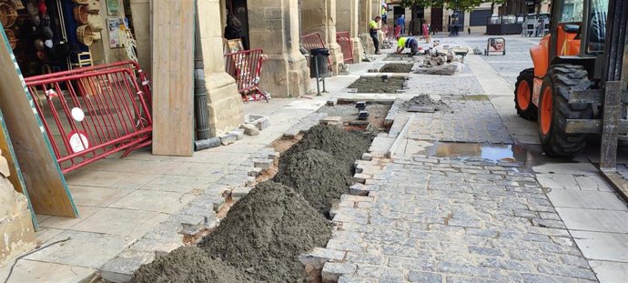 El Ayuntamiento renueva un tramo de la red de abastecimiento de agua de la Plaza del Mercado