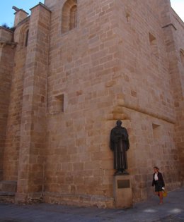 Estatuta de San Pedro de Alcántara situada en la concatedral de Santa María de Cáceres