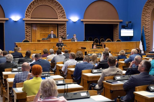 La primera ministra de Estonia, Kaja Kallas, se dirige al Parlamento, el Riigikogu.