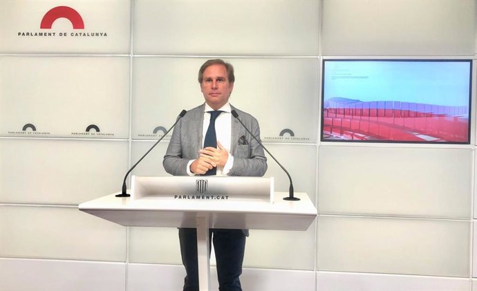 El portavoz de Vox en el Parlament, Joan Garriga, en rueda de prensa.