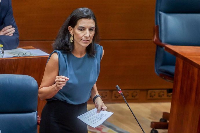 La portavoz de Vox en la Asamblea de Madrid, Rocío Monasterio, interviene durante una sesión plenaria en la Asamblea de Madrid, a 13 de octubre de 2022, en Madrid (España). La gestión de las residencias de mayores, la bajada de impuestos, las listas de 