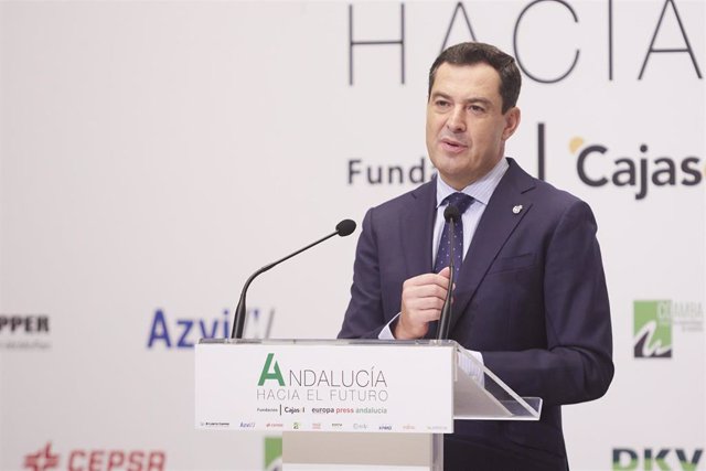 El presidente de la Junta de Andalucía, Juanma Moreno, clausura las II Jornadas de Europa Press 'Andalucía hacia el futuro' en la Fundación Cajasol, a 18 de octubre de 2022 en Sevilla (Andalucía, España). La agencia de Europa Press organiza en Sevilla un 