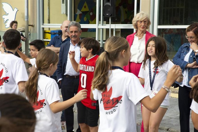 El Presidente De Cantabria, Miguel Ángel Revilla, Y La Consejera De Educación Y Formación Profesional, Marina Lombó, Visitan El Colegio Pablo Picasso De Laredo