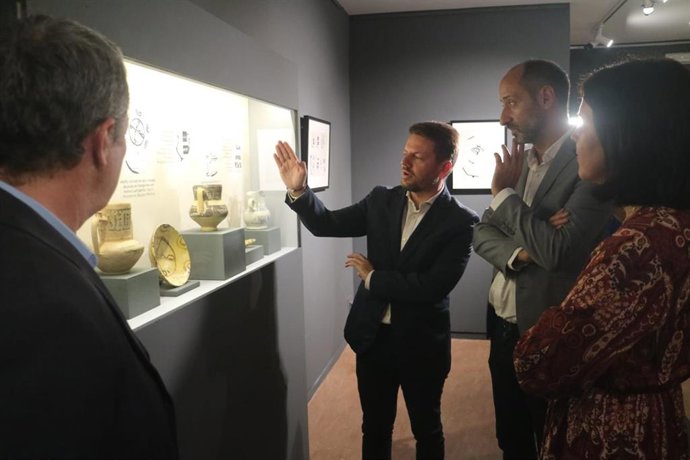 El delegado territorial de Cultura visita la exposición 'El dibujo arqueológico'.