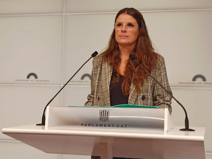La portavoz de Junts en el Parlament, Mnica Sales, en rueda de prensa en la Cámara.