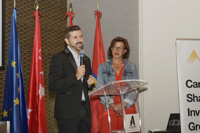 El concejal de Innovación de Alcalá, Miguel Castillejo, y la concejala de Turismo, María Aranguren, inauguraron este martes l Congreso de Inteligencia Artificial en el Sector Turístico.
