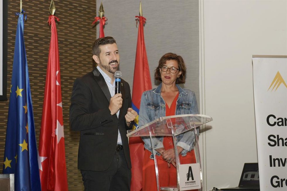 El concejal de Innovación de Alcalá, Miguel Castillejo, y la concejala de Turismo, María Aranguren, inauguraron este martes l Congreso de Inteligencia Artificial en el Sector Turístico.