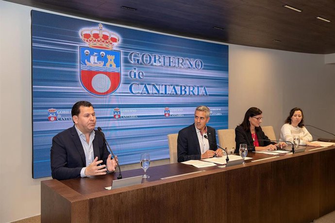 El Vicepresidente Y Consejero De Universidades, Igualdad, Cultura Y Deporte, Pablo Zuloaga, Participa, Junto Con La Alcaldesa De Santander, Gema Igual, Y El Presidente Del Global Youth Leadership Forum, Jacobo Pombo, En La Presentación Del Evento.