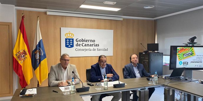 El consejero de Sanidad de Canarias, Blas Trujillo, entre José Juan Alemán y Amós García, en la presentación de la campaña de vacunación contra la gripe