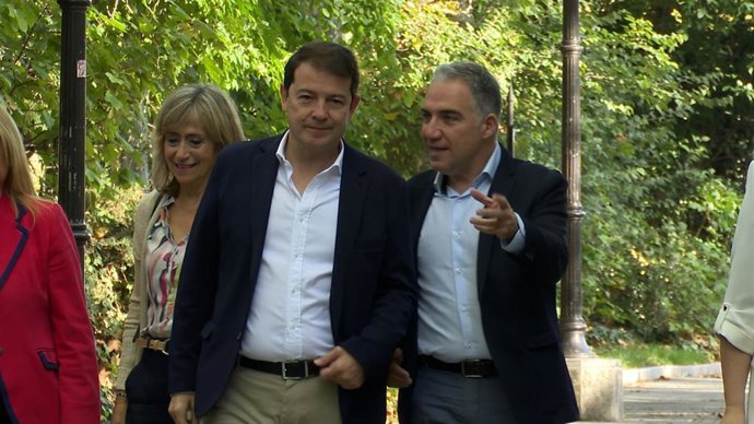 Mañueco pasea junto a Bendodo antes de acudir al Comité Ejecutivo Autonómico del PP celebrado en Valladolid