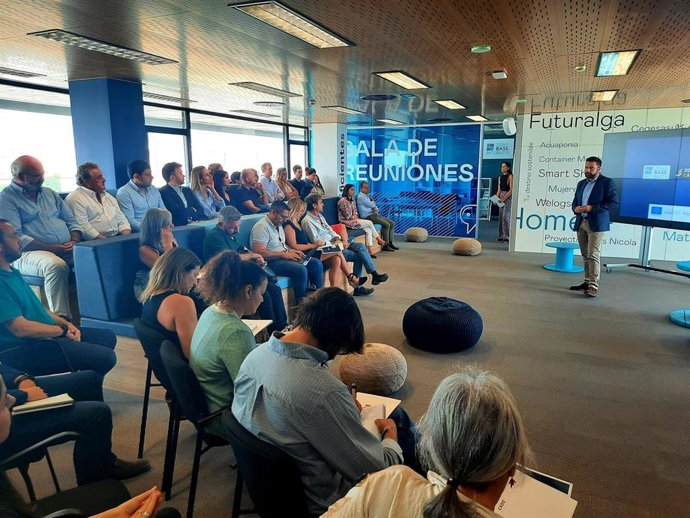 El delegado de Zona Franca da la bievenida a 15 nuevas startups en Incubazul.