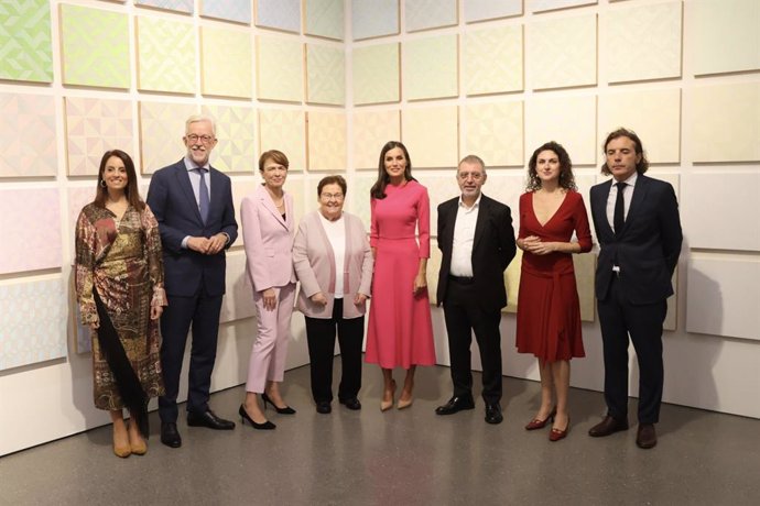 La reina Leticia en su visita a la exposición en Berlín.