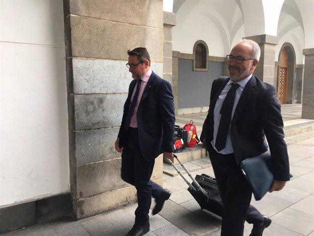 Archivo - El juez Salvador Alba con el abogado Pedro Ayala a su llegada a la Audiencia Provincial de Las Palmas