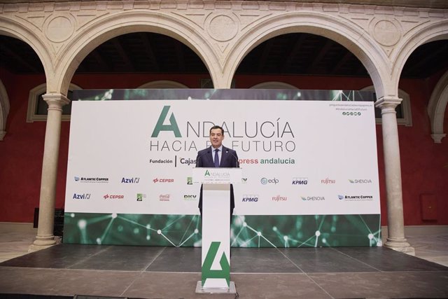 El presidente de la Junta de Andalucía, Juanma Moreno, clausura las II Jornadas de Europa Press 'Andalucía hacia el futuro' en la Fundación Cajasol, a 18 de octubre de 2022 en Sevilla (Andalucía, España). La agencia de Europa Press organiza en Sevilla un 