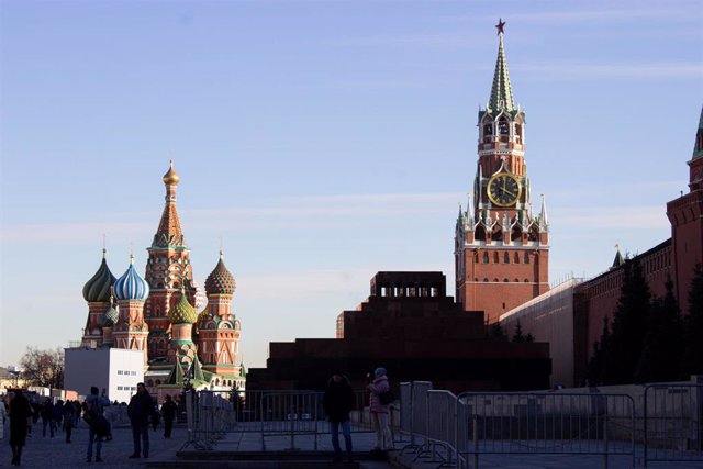 Archivo - Fachada de la Catedral de San Basilio y torre del Kremin, en Moscú, Rusia