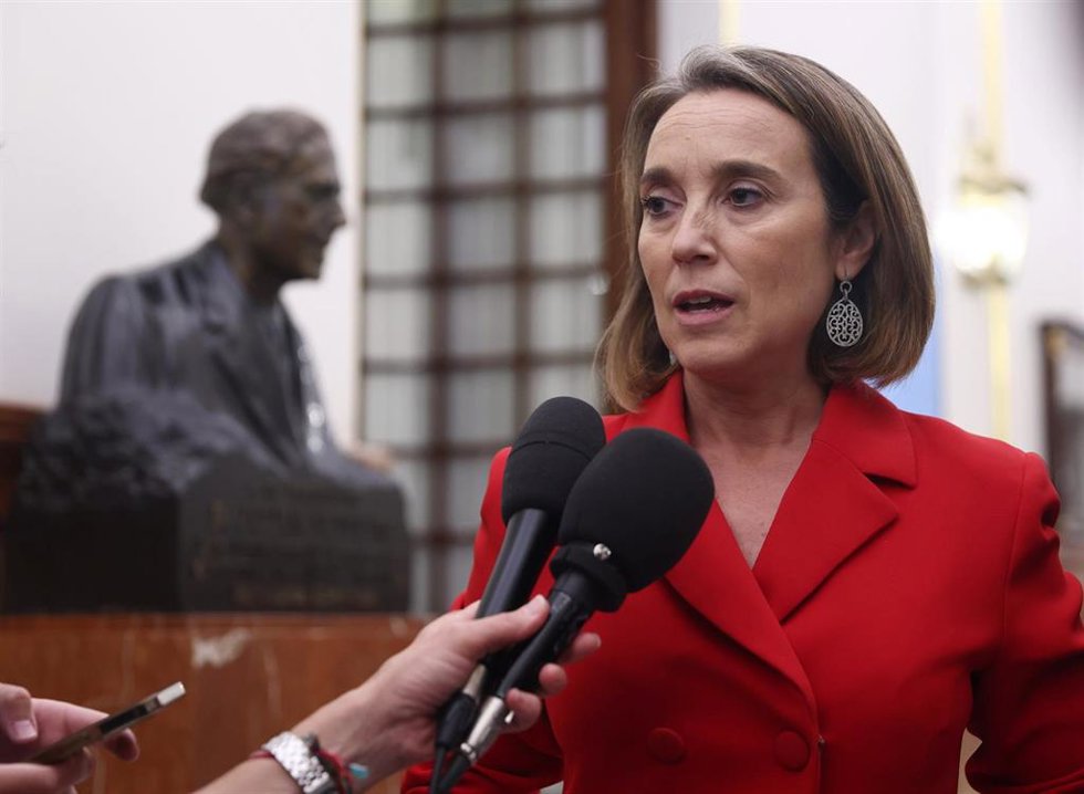La portavoz del PP en el Congreso, Cuca Gamarra, ofrece declaraciones a los medios a su salida de una sesión plenaria en el Congreso, a 5 de octubre de 2022, en Madrid (España). 