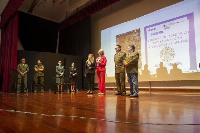 La consejera de Educación y Formación Profesional, Marina Lombó, en la inauguraciónd el programa de orientación académico profesional en el IES José María de Pereda