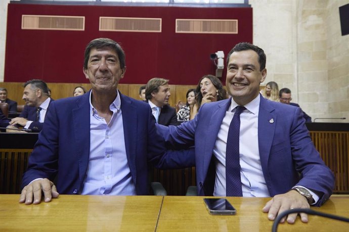 Archivo - El nuevo presidente del Consejo Económico y Social, Juan Marín, junto al presidente de la Junta de Andalucía, Juanma Moreno, en una imagen de 14 de julio en el Parlamento de Andalucía.