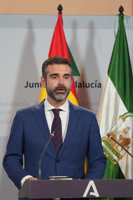 El consejeros de Sostenibilidad, Medio Ambiente y Economía Azul y portavoz del Gobierno andaluz, Ramón Fernández-Pacheco  en  la  rueda de prensa posterior al Consejo de Gobierno de la Junta de Andalucía, a 18 de octubre de 2022, en Sevilla (Andalucía, 