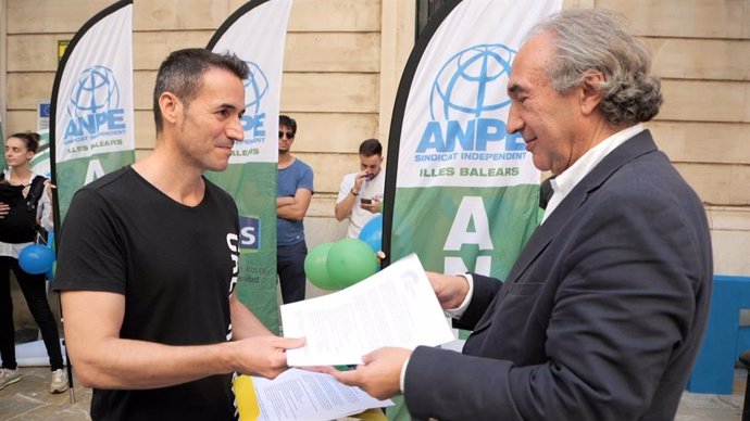 El conseller de Educación, Martí March, conversando con un representante sindical durante la protesta de los docentes.