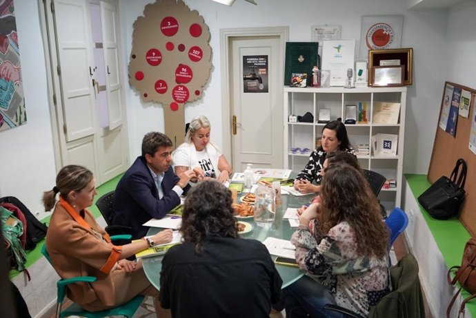 La presidenta de la Coordinadora Valenciana de ONGD, Cristina Ramón, y el líder del Partido Popular en la Comunitat Valenciana, Carlos Mazón, se reúnen para hablar sobre las desigualdades sociales.