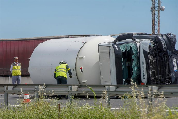 Archivo - Imagen de archivo de la actuación de los servicios de emergencias en el vuelco de un camión con mercancía peligrosa