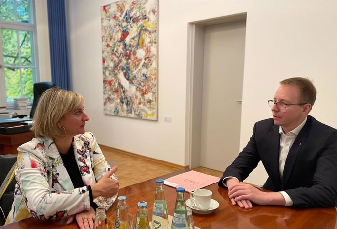 La vicepresidenta primera del Parlament en funciones de presidenta, Alba Vergés, con el presidente de la Cámara del Estado federado de Berlín, Dennis Buchner.