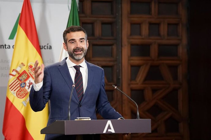 El consejeros de Sostenibilidad, Medio Ambiente y Economía Azul y portavoz del Gobierno andaluz, Ramón Fernández-Pacheco  en  la  rueda de prensa posterior al Consejo de Gobierno de la Junta de Andalucía, a 18 de octubre de 2022, en Sevilla (Andalucía, 
