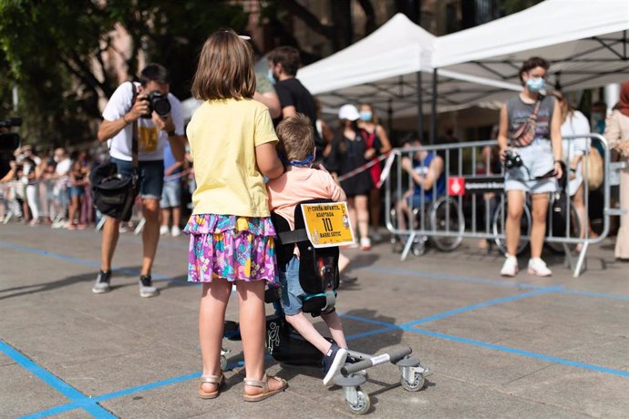 Archivo - Un niño con movilidad reducida participa en una carrera infantil adaptada.