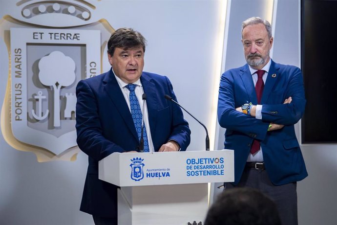 El alcalde de Huelva, Gabriel Cruz, acompañado por el teniente alcalde de Urbanismo, Medio Ambiente y Transición Ecológica, Manuel Gómez Márquez, en rueda de prensa.