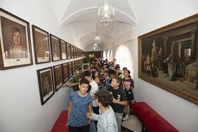 Alumnado visita el palacio provincial con motivo de la semana de puertas abiertas de la Diputación de Cáceres