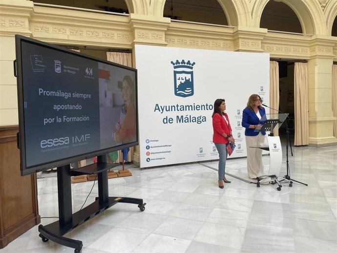 La concejala de Promoción de la Ciudad y Captación de Inversiones, Rosa Sánchez, y la directora de Esesa IMF, Belén Jurado, en rueda de prensa