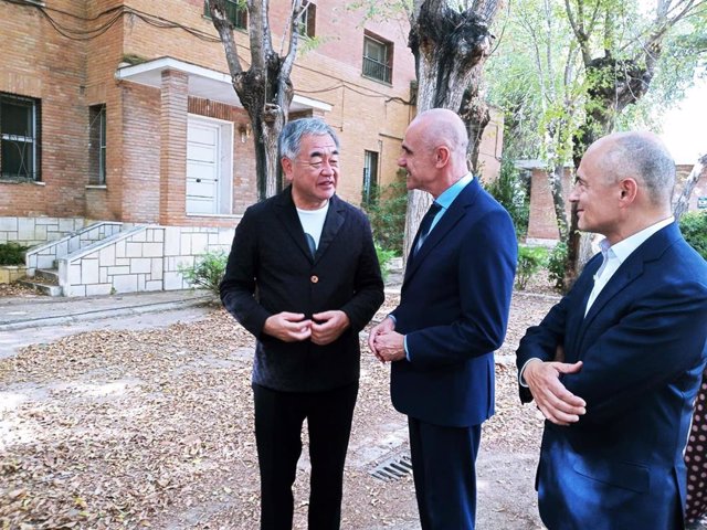 El arquitecto japonés Kengo Kuma conversa con el alcalde de Sevilla acerca del proyecto en la antigua fábrica de tabacos de Los Remedios.
