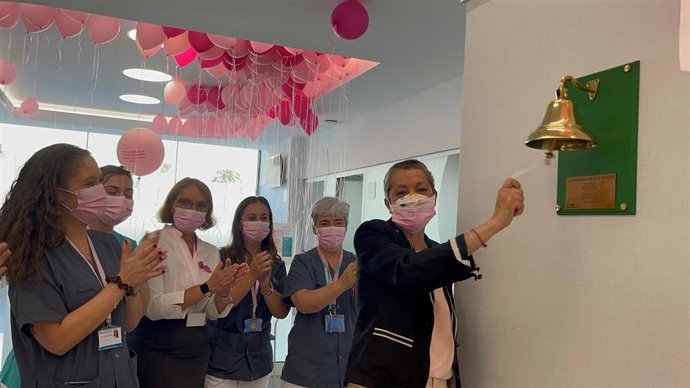 María Jesús García estrena la Campana de los Sueños del centro de Día Quirónsalud Málaga