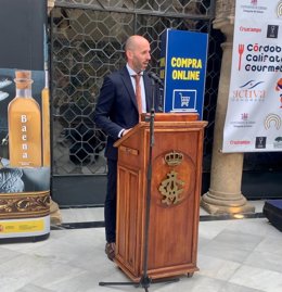 El delegado de Turismo, Cultura y Deporte de la Junta de Andalucía en Córdoba, Eduardo Lucena, en la entrega de los premios de 'Califato in the Street'.