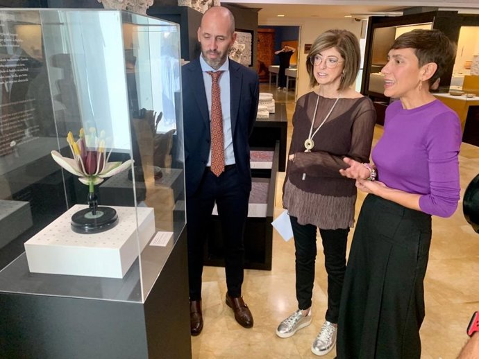 El delegado de Turismo, Cultura y Deporte de la Junta de Andalucía, Eduardo Lucena, visita la nueva exposición temporal titulada 'Arqueología y Botánica: un diálogo en el tiempo'.