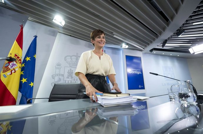 La portavoz del Gobierno, Isabel Rodríguez, tras una rueda de prensa posterior a la reunión del Consejo de Ministros, en el Palacio de La Moncloa, a 18 de octubre de 2022, en Madrid (España). El Gobierno ha aprobado durante el Consejo de Ministros el nu