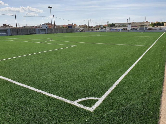 Nuevo césped del campo de fútbol de El Molinar.