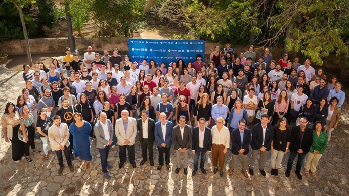 El conseller de Modelo Económico, Turismo y Trabajo, Iago Negueruela, da la bienvenida a más de 160 jóvenes beneficiarios de diferentes políticas activas de empleo.