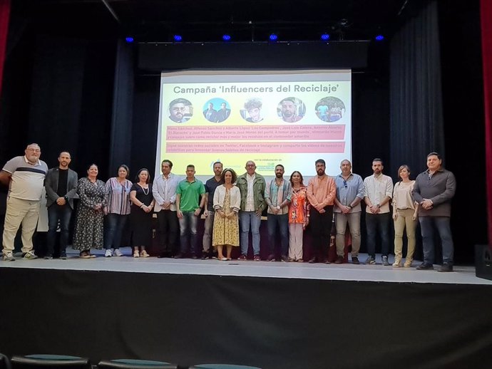 Presentación de la campaña 'Influencers del reciclaje' por parte de la Mancomunidad de La Vega , con Los Compadres y El Bizcocho como embajadores.