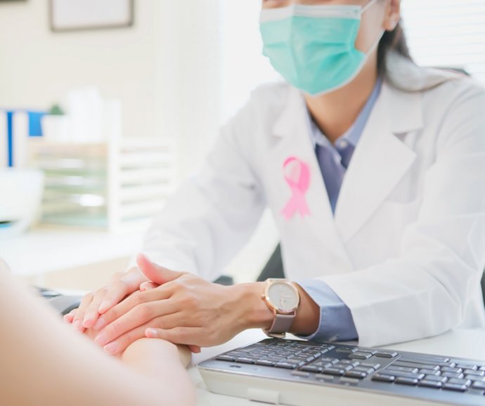 Una médica con el lazo por el Día Contra el Cáncer de Mama